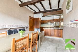 Deze eigendom is gelegen in de KMO-zone Tongeren-Noord, op een tweetal kilometer van het stadscentrum van Tongeren; zeer goed bereikbaar vanaf de Hasseltsesteenweg. <br /><br />De eigendom bestaat uit een ruime woning en een grote opslag-/werkruimte.<br /><br />Indeling woning: <br />x mooie inkomhal met massieve plankenvloer en gastentoilet; <br />x gezellige woonkamer met massieve parketvloer en sierhaard; <br />x grote, ingerichte keuken met buffeteiland, ruimte voor een mooie eettafel en groot raam naar het terras; <br />x wasruimte en berging; <br />x de woning heeft deels kelder en deels kruipkelder; <br />x achteraan de garage, volledig betegeld.<br /><br />Op de verdieping: <br />x 3 slaapkamers, waarvan één met terras; <br />x mooie badkamer met douche, dubbele lavabo en toilet; <br />x aparte bergkamer/dressing; <br />x nachthal met valtrap naar de zolder.<br /><br />Opslag-/werkruimte: <br />x deze ruimte heeft een oppervlakte van 400m² en een vrije hoogte van 4 meter; <br />x vooraan de inkom met ontvangstruimte en 2 bureelkamers; <br />x sanitaire ruimte; <br />x ruime carport.<br /><br />Wenst u meer info over deze eigendom? Maak dan telefonisch een afspraak voor bezichtiging op het nummer 012 23 00 23 of mail uw vragen aan roland@immo-leroi.be.