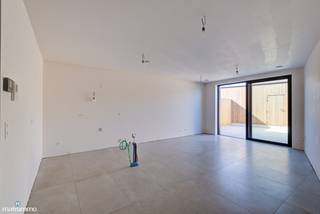 INSTAPKLAAR NIEUWBOUW GELIJKVLOERSAPPARTEMENT MET RUIM TERRAS, BUITENBERGING EN CARPORT IN HET HARTJE VAN HOESELT*** Bekijkt u dit instapklaar...