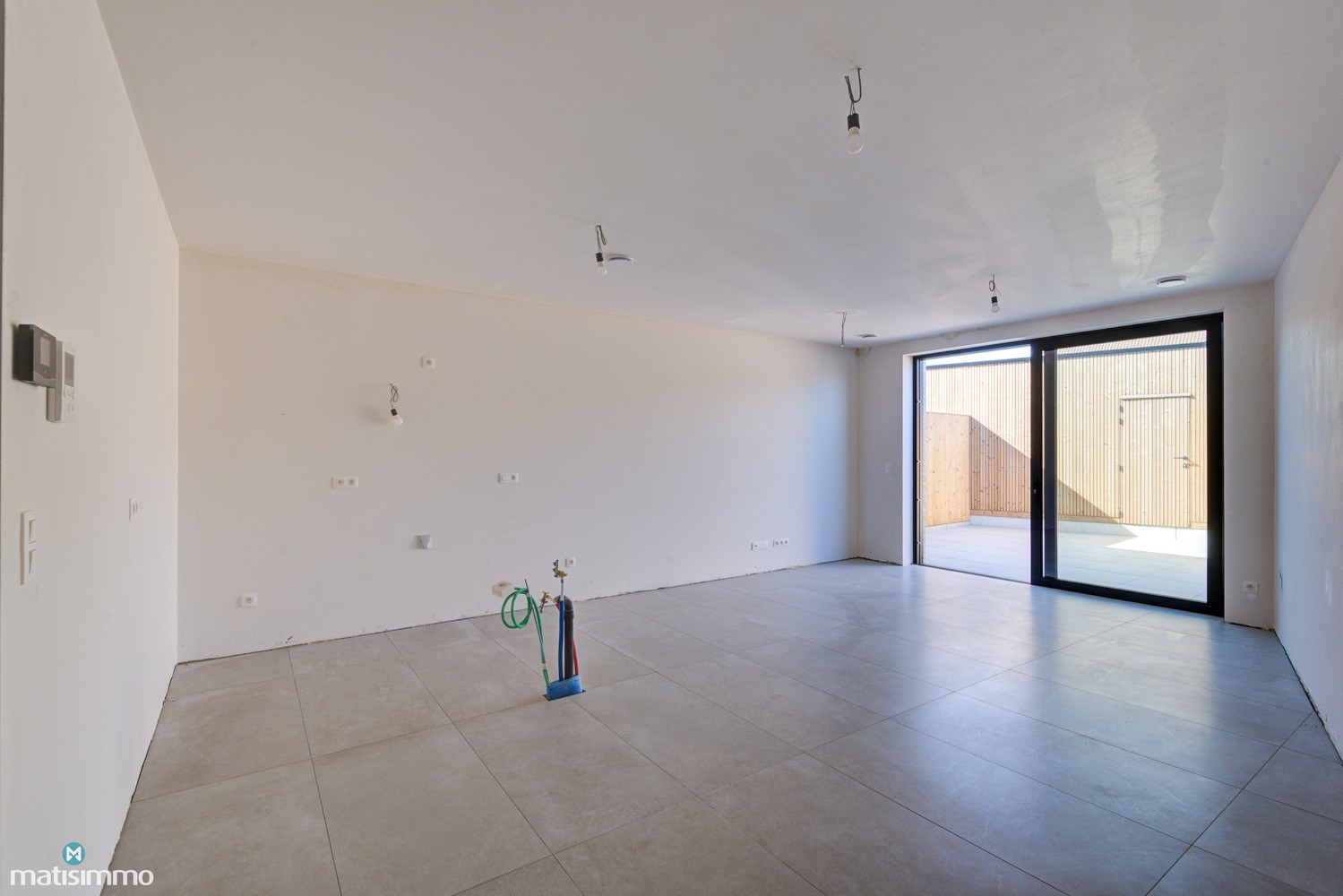 INSTAPKLAAR NIEUWBOUW GELIJKVLOERSAPPARTEMENT MET RUIM TERRAS, BUITENBERGING EN CARPORT IN HET HARTJE VAN HOESELT - foto 3