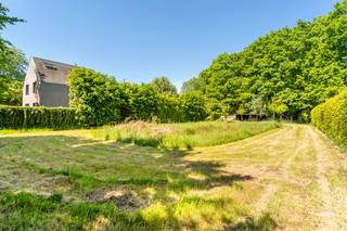 Deze prachtige bouwgrond van 12 are 80ca is gelegen aan de Runkstersteenweg in Hasselt, op een bijzonder gunstige locatie met een vlot bereikbare aansluiting naar zowel het stadscentrum als de autosnelweg. Dankzij de ligging vlak bij de E313 en de belangrijkste invalswegen richting Hasselt, Diepenbeek en Genk, vormt dit perceel een ideale uitvalsbasis voor wie dicht bij de stad wil wonen, maar ook snel de rest van het land wil bereiken.
Met een breedte van circa 20 meter biedt het perceel alle ruimte om een comfortabele en stijlvolle eengezinswoning te realiseren. De bouwgrond is gelegen in een omgeving die rust uitstraalt, met uitzicht op het achterliggende groen. Hier woont u in het verlengde van de stad, met het gevoel van open ruimte en natuur vlakbij. Een perfecte combinatie van landelijke charme en stedelijk gemak.
Voor het perceel is een verkaveling ingediend. Dankzij de voorschriften verkrijgt u duidelijke richtlijnen voor het bouwen van uw droomwoning, Voor meer informatie mbt bouwvoorschriften kan u ons steeds contacteren alsook kan u ze onderstaand downloaden.
Kortom, dit perceel combineert een uitstekende ligging met ruimte, rust en mogelijkheden. De ideale plek om uw toekomstige thuis te bouwen.
Interesse? U kan ons steeds contacteren op 011/91.70.80 of info@vkvastgoed.be