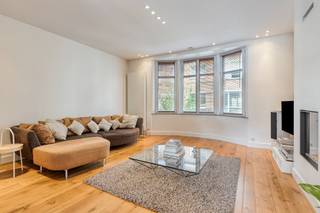 Achter deze karaktervolle gevel in de Jakob Heremansstraat, te midden van de gegeerde wijk 'Stationsbuurt-Noord' schuilt een verrassend ruime en veelzijdige stadswoning van 260 m² (bvo). Dankzij de totaalrenovatie in 2015, het EPC B en de conforme elektriciteit geniet u hier van hedendaags comfort.De woning onderscheidt zich door haar flexibele indeling en is ideaal voor vrije beroepen die wonen en werken willen combineren. Zij vinden hier een unieke opportuniteit om een professionele activiteit uit te bouwen onder hetzelfde dak.Op het gelijkvloers bevinden zich een multifunctionele voorruimte, twee douchekamers, een apart toilet, een wasplaats/keuken, een berging en een grote ruimte die perfect kan dienen als praktijkruimte, bureau of slaapkamer. Ook deze kamer beschikt over een eigen toilet. Via de grote harmonicaramen bereikt u hier de koer van ca. 15 m².De eerste verdieping vormt het hart van de woning met een lichtrijke leefruimte, eetplaats en keuken. De gashaard zorgt voor extra sfeer. De harmonicaramen vormen een echte blikvanger en laten het dakterras naadloos overvloeien in de leefruimte, waardoor binnen en buiten één geheel kan worden.Op de tweede verdieping bevinden zich twee ruime slaapkamers, waarvan één eenvoudig als badkamer kan worden ingericht dankzij de voorziene leidingkoker. De derde verdieping telt nog drie slaapkamers en een apart toilet.Een unieke eigendom waar wonen, werken, ruimte en comfort samenkomen. Bestuursmaatregelen in het maatregelenregister: nee