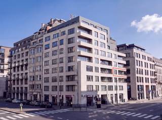 <p><span><span>This recently renovated and move-in-ready corner apartment is located on the third floor of the Jacqmain residence (built in 2008), ideally situated on Emile Jacqmainlaan in the heart of Brussels. Thanks to its excellent location, Rue Neuve, Rogier metro station, the Manhattan Center and the Grand-Place are all within walking distance. With a living area of 64 m², the apartment comprises an entrance hall with a separate guest toilet, a bright living room with a fully equipped open-plan kitchen, a spacious master bedroom and a modern bathroom with bathtub and vanity unit. A major asset is the beautiful 10 m² south-west facing corner terrace, ideal for enjoying the afternoon and evening sun! The recent renovation and high-quality finishes provide modern living comfort. The apartment is currently rented out, making it an interesting opportunity for investors looking for a property generating immediate rental income. The property also offers excellent accessibility thanks to its proximity to the Brussels Ring Road and the E40 and E19 motorways. Cellar no. 25 is included in the sale price. This property also offers an attractive option for owner-occupation, combining comfort, a central location and valuable outdoor space. For more information or to arrange a first viewing, please contact Frederik at </span></span><span>frederik@immo-time.be</span><span><span>.</span></span></p>