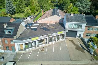 <strong>Te Koop: Commercieel Gebouw met Showroom, Kantoren, Magazijn & Buitenterrein – Kruissteenweg 201, Tongeren-Borgloon</strong><br /><br />WINFERA VERHUIST!<br /><br />Adres: Kruissteenweg 201, 3700 Tongeren-Borgloon <br />Totale oppervlakte binnenruimte: ca. 1.445 m²<br />Ruim achterliggend buitenterrein<br />Beschikbaar in overleg met eigenaar<br /><br />Dit veelzijdig commercieel pand is ideaal gelegen langs de druk bereden Kruissteenweg (N79) tussen Tongeren en Borgloon. De ligging combineert uitstekende bereikbaarheid met maximale visibiliteit – ideaal voor bedrijven die op zoek zijn naar een representatieve uitvalsbasis in de regio.<br /><br />Indeling & Oppervlaktes:<br />-Gelijkvloers:<br />Showroom met geïntegreerde burelen: ca. 336 m²<br />Aparte kantoorruimte: ca. 22 m²<br />Magazijnruimte met 2 poorten: ca. 885 m²<br />-Verdieping:<br />Kantoren (1e verdieping): ca. 85 m², lichtrijke ruimtes geschikt voor administratie of vergaderzalen (mogelijkheid tot woning)<br />-Kelders:<br />Kelderruimte 1: ca. 45 m²<br />Kelderruimte 2: ca. 72 m²<br />-Ruim achterliggend buitenterrein van ca 1250m²<br /><br />Troeven:<br />✅ Multifunctioneel gebouw met showroom, kantoren & magazijn<br />✅ Grote oppervlakte: in totaal ca. 1.445 m² bebouwd<br />✅ Zeer goede bereikbaarheid & zichtlocatie langs N79<br />✅ Veelzijdig inzetbaar: groothandel, toonzaal, e-commerce, KMO, logistiek…<br />✅ Ruime parkeermogelijkheid en opslag achteraan<br /><br />*Pand is volledig gelegen in woongebied wat mogelijkheden biedt naar (her)ontwikkeling.<br /><br />Voor meer info en/of een bezichtiging: info@jansenrealestate.be - 011/39 90 50