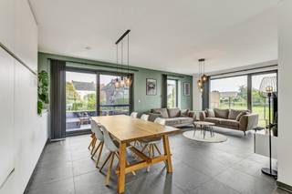 <p>In <strong>een gegeerde en kindvriendelijke woonwijk</strong> in Appelterre bevindt zich <strong>deze recente en uiterst energiezuinige woning. </strong>Het gebouw dateert van <strong>2019</strong> en<strong> voldoet aan de strenge energienormen van vandaag.</strong> Een school, winkel en openbaar vervoer bevinden zich op een steenworp afstand, terwijl het centrum van Ninove op slechts 10 minuten rijden bereikbaar is. De woning verkeert in absolute nieuwstaat en vormt <strong>de ideale keuze voor jonge gezinnen of koppels die op zoek zijn naar hedendaags wooncomfort op een uitzonderlijk rustige locatie.</strong> Het gelijkvloers omvat een inkomhal, een gastentoilet, een ruime en kwalitatief afgewerkte keuken met eetplaats en maatwerkkasten, een lichtrijke open leefruimte met salon en een polyvalente ruimte die perfect kan dienen als bureau, speelkamer of hobbyruimte. Op het verdiep bevinden zich een nachthal, <strong>vier volwaardige slaapkamers,</strong> een badkamer en een praktische wasplaats. Buiten geniet men van <strong>een ruime oprit, een gezellig terras en een aangename tuin.</strong> Bovendien bestaat de mogelijkheid om een carport te plaatsen. Vloerverwarming op warmtepomp - Buitenschrijnwerk in aluminium dubbel glas - <strong>Zonnepanelen </strong>aanwezig. (Maatregelenregister in aanvraag)</p>