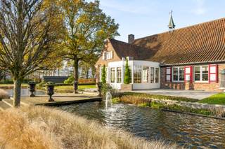 Ruime woning op 18.490 m², beschikt over een nieuwe centrale verwarmingsketel op mazout en biedt tal van mogelijkheden voor wie op zoek is...