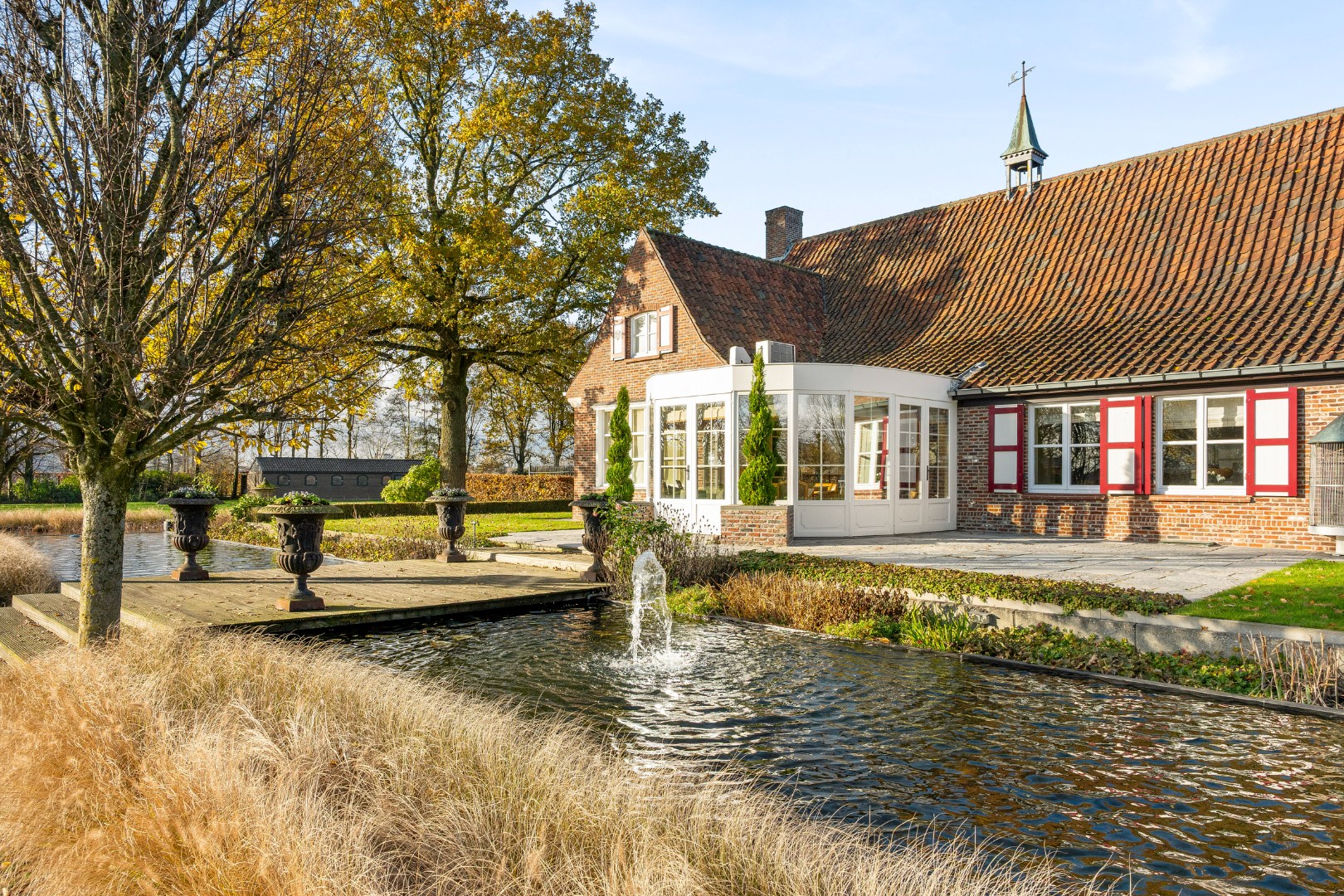 Unieke eigendom met 2 schuren, kapschuur, paardenstal en verzichten - foto 3