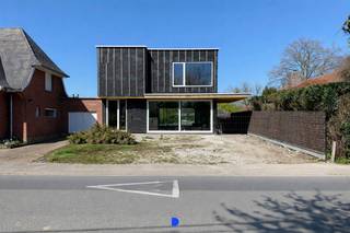 Prachtige nieuwbouwvilla op 'De Zilverberg' in Roeselare met moderne &amp; tijdloze uitstraling.<br />Aankoop mogelijk aan 2% registratierecht!<br />Afwerking gevel binnenkort voorzien.<br /> 
<ul>
	<li>Moderne technieken &amp; uiterst energiezuinig: voorziene E-peil <25.</li>
	<li>Strakke hedendaagse architectuur, veel licht &amp; groene omgeving.</li>
	<li>Plannen &amp; lastenboek beschikbaar.</li>
	<li>Verkoop onder registratierechten</li>
	<li>Plaatsbezoek mogelijk.</li>
</ul>
<strong>Indeling:</strong><br />Inkomhal met vestiaire &amp; gastentoilet.<br />Keuken op maat naar eigen keuze en eetruimte.<br />Berging &amp; technische ruimte.<br />Woonkamer met zithoek &amp; eventueel bureau.<br /><br />Op het verdiep:<br />- nachthal<br />- master bedroom met en suite badkamer met tussenin leuke patio<br />- 2 slaapkamers<br />- badkamer met douche<br /><br />Ruime kelder van maar liefst 70m².<br /><br />Carport en oprit in waterdoorlatende eco betonmodule met siergrind.<br />Tuin met terras en gazon.<br /><br /><strong>Technische details:</strong><br />- warmtepomp Vaillant<br />- vloerverwarming gelijkvloers en op de volledige bovenverdieping<br />- regenwater 10.000l met pomp in de regenput<br />- ventilatie D<br />- aluminium schrijnwerk<br /><br /><strong>Details afwerking:</strong><br />- keuze badkamer en keuken nog mogelijk met mooie budgetten<br />- massieve eiken trap naar verdiep - betonnen trap naar de kelder<br />- op maat gemaakte stalen deur tussen inkom en woonkamer - Xinnix deuren &amp; blokdeuren op het verdiep<br /><br /><u><em>Optioneel kunnen ook volgende werken uitgevoerd worden tegen meerprijs:</em></u><br />- de woning wordt geschilderd door professionele schilder<br />- aanleg terras met balustrade en gazon + stapstenen naar kelderberging<br />- verlichtingsarmaturen<br />- maatwerk<br /><br /><strong>Contact:</strong><br />Voor meer informatie of een bezoek contacteer Stijn op 0491 61 42 19 of info@stijndebusschere.be.