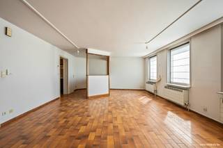 Dit commercieel gelegen pand bestaande uit: handelsruimte van 120m² in 2 verdiepingen en een bovenliggend 3 slaapkamer duplex appartement.<br /><br />Handelsruimte van 120m² met verdieping dewelke werd ingericht voor een kledijwinkel en vrij van gebruik is.<br /><br />Het appartement met aparte inkomhal en berging, woonkamer - salon met ingerichte keuken en toilet. Op de verdieping hebben we de nachthal, 3 slaapkamers en de badkamer alsook een apart toilet.<br /><br />Troeven?<br /><br />+ EPC Label B;<br />+ Commerciele centrale ligging;<br />+ Onmiddellijk beschikbaar;<br />+ Open indeling;<br /><br />EPC 170 kWh/m²<br /><br />Vg – Wg – Gmo – Gvkr – GVv<br /><br />Bent u op zoek naar een commercieel gelegen eigendom? Aarzel dan niet en plan vandaag nog een bezoek!<br /><br />Benieuwd naar dit pand of een andere eigendom? www.coventa.be – 051 222 051