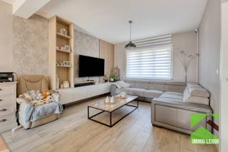Op een mooi perceel van circa 9 are bevindt zich deze volledig gerenoveerde en uitstekend onderhouden gezinswoning. De woning combineert een verrassend ruime indeling met een verzorgde tuin, verwarmd zwembad en energiezuinige technieken. <br /><br />INDELING<br />Op het gelijkvloers vinden we een ruime woonkamer met groot schuifraam naar het terras en de tuin. De keramische tegelvloer is voorzien van vloerverwarming. Aansluitend bevindt zich de praktisch ingerichte keuken met stijlvol zwart marmeren werkblad. Verder is er een afzonderlijk gastentoilet.<br /><br />De eerste verdieping telt twee ruime slaapkamers, een badkamer met hoekbad (met wellness functies), inloopdouche en lavabo, en een apart toilet. Via een vaste houten trap bereik je de volledig afgewerkte zolderverdieping. Dankzij de Veluxramen en het uitstekend geïsoleerde dak vormt deze een volwaardige derde slaapkamer, bureau of hobbyruimte.<br /><br />Buiten geniet je van een ruim beklinkerd terras en een bijzonder verzorgde tuin. Achteraan bevindt zich het verwarmde zwembad met vernieuwde installatie, ideaal om tijdens de zomermaanden volop van de buitenruimte te genieten. Handig: via een veldweg kan je het perceel ook langs achteren bereiken.<br /><br />Troeven<br /> x Perceel van ca. 9 are<br /> x Volledig gerenoveerd en instapklaar<br /> x 3 volwaardige slaapkamers<br /> x Verwarmd zwembad<br /> x Warmtepomp en warmteboiler<br /> x Minstens 10 zonnepanelen<br /> x Energiezuinige technieken<br /><br />Lijkt deze woning wel iets voor jou? Plan dan snel een bezoek door te bellen naar 012 23 00 23 of stel je vragen aan roland@immo-leroi.be.
