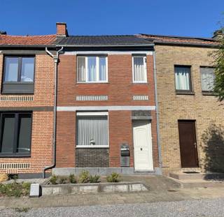 Bent u op zoek naar een instapklare rijwoning met grote tuin, vlakbij de stad en toch erg rustig gelegen? Dan is deze volledig gerenoveerde woning...
