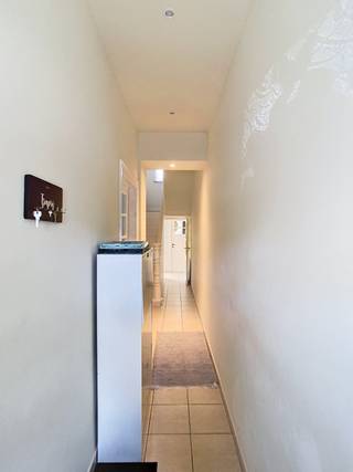 <p>Deze ruime woning met 4 slaapkamers, terras en tuin biedt een ideale combinatie van comfort, ruimte en een centrale ligging vlak bij het station en diverse winkels. Dankzij de praktische indeling en de aangename leefruimtes is dit een ideale woning voor gezinnen of voor wie op zoek is naar extra wooncomfort.</p><p>Bij het binnenkomen word je verwelkomd in een ruime en lichtrijke leefruimte bestaande uit een gezellige living en een eetplaats die mooi in elkaar overvloeien. De open keuken zorgt voor een aangename verbinding met de leefruimte en maakt het geheel bijzonder uitnodigend voor dagelijks wonen en gezellige momenten met familie of vrienden. Aansluitend bevindt zich de veranda die extra leefruimte creëert en uitkijkt op het terras en de tuin.</p><p>Op het gelijkvloers bevindt zich eveneens een eerste badkamer uitgerust met een douche, wat extra praktisch comfort biedt. De woning beschikt daarnaast over een ruime kelder met voldoende bergruimte en een aansluiting voor een wasmachine.</p><p>Op de verdiepingen bevinden zich vier volwaardige slaapkamers met voldoende ruimte voor een gezin, een thuisbureau of hobbyruimte. De tweede badkamer op de bovenverdieping is uitgerust met zowel een douche als een bad, waardoor functionaliteit en comfort perfect gecombineerd worden.</p><p>Buiten geniet je van een aangename tuin en een terras waar je in alle rust kan ontspannen of gezellig kan tafelen tijdens zonnige dagen.</p><p>De ligging vormt een extra troef dankzij de nabijheid van het station, winkels en dagelijkse voorzieningen. Hierdoor geniet je van een vlotte bereikbaarheid en alle comfort binnen handbereik.</p><p>Plan nu je bezoek via www.living-stone.be! </p><p>Ben je op zoek naar een ruime woning met 4 slaapkamers, tuin en een centrale ligging? Dan is deze woning absoluut een bezoek waard.</p>