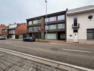 Zeer ruim duplex-appartement, gelegen nabij het centrum van Mol. (geen lift aanwezig)Bestaande uit:Op het gelijkvloers- Privé inkom- Badkamer- 1...
