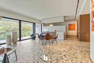 Dit unieke en bijzonder stijlvol ingerichte appartement met een opvallend design is perfect gelegen aan de rand van de stad. Het bijzonder...