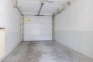 <strong>Spacieuse maison unfamiliale avec grand garage, jardin et 4 chambres à coucher</strong><br /><br />Découvrez cette agréable et spacieuse maison avec un garage très spacieux située dans un quartier calme d'Anderlecht, proche du Maurice Herbette et Prince de Liege. <br /><br />La propriété offre une disposition pratique, beaucoup de lumière et une quantité surprenante d'espace, idéal pour une famille ou ceux qui recherchent un espace de travail ou de loisirs supplémentaire.<br /><br />En entrant dans la propriété, on accède à un hall d'entrée avec un accès direct à un garage très spacieux avec de la place pour deux voitures. Depuis le garage, on accède à la terrasse et à l'agréable jardin.<br /><br />Au premier étage, vous trouverez un espace de vie lumineux, parfait pour un salon et une salle à manger, suivi d'une cuisine partiellement équipée et d'une toilette séparée. <br />Le deuxième étage offre deux chambres confortables et une salle de bains spacieuse, équipée d'une baignoire et d'une douche, ainsi qu'un deuxième WC.<br />Au troisième étage, il y a deux pièces mansardées, qui peuvent être converties en chambres supplémentaires, en bureau ou en salle de loisirs.<br /><br />La maison dispose d'un sous-sol complet et bénéficie de plusieurs pièces de rangement, d'une buanderie et d'un accès au jardin par le sous-sol.<br /><br />Cette propriété offre beaucoup d'espace et de potentiel, située à proximité des transports en commun, des écoles et des commerces.<br /><br />EPC 375 kWh/(m²an) - classe G<br />Electricité non conforme