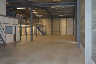 TE HUUR op A12: magazijn van 568m² met 155m² kantoren verdeeld over 63m² kantoorruimte op de eerste verdieping en 92m² kantoor op de...