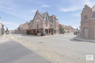 In het centrum van Langemark, op wandelafstand van de markt en alle voorzieningen, bevindt zich dit instapklare appartement met 2 slaapkamers. Het appartement beschikt over een <strong>conforme elektrische keuring, een EPC-label C</strong> (geen renovatieplicht) en is<strong> asbestveilig</strong>. Verhuizen kan dus zonder zorgen!<br /><br /><strong>Indeling</strong><br />Gezellige woon- en eetkamer (36 m²) met elektrische haard en open keuken, uitgerust met een gasfornuis, dampkap, oven, microgolfoven en anderhalve spoelbak. De hal geeft toegang tot 3 kamers (15 - 10 - 5 m²) en een badkamer (3 m²) met douche en enkelvoudig wasmeubel. Verder is er een berging (4 m²), een kelder (11 m²) en een garage (23 m²) met rechtstreekse toegang tot het appartement.<br /><br />Check zeker ook <strong>onderstaande video</strong>.<br />Link: https://youtube.com/shorts/6gmKvUp2_BU<br /><br /><strong>Meer informatie of een vrijblijvend bezoek?</strong><br />Bel Minthus op 0470 43 78 21 of mail naar info@minthus.be.