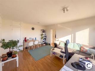 <p><span>Instapklaar 1 slaapkamer appartement met uniek dakterras!</span></p><p><span>Dit geweldige appartement is gelegen op de bovenste verdieping</span><span><sup> </sup></span><span>van een prima onderhouden gebouw met rustige, groene en centrale ligging. Winkels, parken, scholen, horeca, sportfaciliteiten, openbaar vervoer en invalswegen zijn steeds vlakbij. Bent u op zoek naar charmant, lichtrijk en instapklaar appartement met magnifiek en omvangrijk dakterras (ca. 20m²), gunstig EPC en conforme elektriciteit? Zoek niet verder, dit pareltje is ronduit de ideale starterswoning, het perfecte studentenverblijf, een dromerige pied à terre alsook een zorgeloze investering!</span></p><p><span> </span></p><p><span>De indeling is als volgt:</span></p><p><span> </span></p><p><span>Inkomhal, leefruimte & keuken:</span></p><p><span>U betreedt het appartement via de aparte inkomhal met parlofoon en grote ingemaakte vestiaire. De leefruimte straalt dankzij de prachtige natuurlijke lichtinval en het verbluffende uitzicht dat met dank aan de nieuwe raampartijen (HR 2025) extra in de verf wordt gezet. De fraaie moluren dragen bij aan het karakter van het pand, terwijl de elektrische rolluiken, de vliegenramen en de kleine berging voor extra comfort zorgen. De keuken met authentieke vloer- en wandtegels is voorzien van een keramisch kookvuur, dampkap, oven, koelkast, vriezer en dubbele lavabo. </span></p><p><span> </span></p><p><span>Slaapkamer & badkamer:</span></p><p><span>In de slaapkamer kan u rustig slapengaan of ontwaken met een panoramisch uitzicht op de achtergrond. Ook hier zijn elektrische rolluiken voorzien, een garantie op een goede nachtrust terwijl uw privacy steeds 100% gegarandeerd is. De ruime badkamer omvat een ligbad/douche combinatie, een modern wasmeubel, een toilet, aansluitingen voor wasmachine en droogkast alsook mechanische ventilatie. </span></p><p><span> </span></p><p><span>Dakterras, kelder & fietsenberging:</span></p><p><span>Het waanzinnige dakterras met oogstrelende vergezichten is uiteraard de absolute kers op de taart. Met een oppervlakte van maar liefst 20m² is er plek genoeg voor een grote terrastafel in combinatie met een hippe lounge. Daar het terras extra breed is, leent het zich perfect om gezellig te tafelen met familie en vrienden, te aperitieven na een drukke werkdag, te zonnebaden, te tuinieren op hoogte en zo veel meer. Een privatieve kelder is inbegrepen. Bovendien beschikt het gebouw over een gemeenschappelijke fietsenberging.</span></p><p><span> </span></p><p><span>Extra troeven:</span></p><p><span>- Mobiscore 9,4/10 </span></p><p><span>- Gunstig EPC B </span></p><p><span>- HR ramen 2025 + rolluiken </span></p><p><span>- Recente dak- en gevelisolatie </span></p><p><span>- Elektriciteit conform</span></p><p><span>- Asbestveilig</span></p><p><span>- Vernieuwd terras</span></p><p><span>- Gemeenschappelijke fietsenberging </span></p><p><span> </span></p>