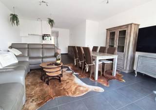 <p><span>Ligging<br /></span><span>Je woont hier in het hart van Zeveneken. <br />Lochristi, Lokeren en Beervelde liggen om de hoek, de invalswegen naar Gent en Antwerpen zijn snel bereikbaar. <br />En achter het dorp wachten de fiets- en wandelroutes.<br /><br /></span><span>appartement met 2 slaapkamers, terras en overdekte staanplaats<br /></span><span>Welkom in dit knap appartement met EPC-label A. <br />Je komt binnen in de living met open keuken. <br />Grote ramen, veel licht, en een terras met uitzicht.<br />De keuken is compact maar volledig ingericht.<br />Verder zijn er twee slaapkamers, een badkamer met douche en meubel met lavabo. <br />Tenslotte is er het comfort van een aparte berging met wasruimte, plus nog een extra berging op het gelijkvloers.<br /><br />Buiten is er een overdekte autostaanplaats, bereikbaar via de doorgang vanaf de straat.<br /><br />Een grote afgesloten garage in het gebouw kan erbij gehuurd worden (65 euro/maand).<br /><br /></span><span>Praktische informatie<br /></span><span>/ 90m²<br />/ 2de verdieping<br />/ lift aanwezig<br />/ EPC label A<br />/ elektriciteit conform<br /><br /></span><span>Huurprijs</span><span>:</span></p><p><span>990 euro/maand + 65 euro gemeenschappelijke kosten, inclusief autostaanplaats<br />Garage optioneel: 65 euro/maand + 10 euro kosten</span></p><p><span><br />Vrij</span><span><br />vanaf 1 oktober 2026<br /><br /></span><span>Bezoek</span><span><br />Gelieve 'jouw huurprofiel' hieronder in te vullen om een aanvraag voor bezoek te doen. <br /><br /></span></p>