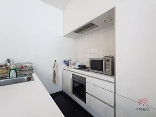 <strong>SCHAERBEEK</strong>, Mooi appartement met 3 slaapkamers in de wijk Meiser van ± 113 m² op de begane grond. Bestaande uit een hal met inbouwkasten, een ingerichte open keuken die uitkomt op de woonkamer, een slaapgedeelte met apart toilet, een wasruimte met aansluitingen voor wasmachine en droger, een badkamer met toilet, 2 slaapkamers en een ouderslaapkamer met eigen terras en doucheruimte. Kelder en parkeerplaats inbegrepen in de huurprijs.<br /><br />
<p><b><u>Begane grond</u> </b>:</p>
<ul>
<li>Entreehal met inbouwkasten</li>
<li>Open, volledig ingerichte keuken (oven, kookplaat, afzuigkap, koelkast, aansluiting voor vaatwasser)</li>
<li>Woonkamer ± 30 m²</li>
<li>Slaapgedeelte met apart toilet</li>
<li>Wasruimte (aansluitingen voor wasmachine en droger)</li>
<li>Slaapkamer 1: ± 10 m²</li>
<li>Slaapkamer 2: ± 12 m²</li>
<li>Badkamer met dubbele wastafel en toilet</li>
<li>Ouderslaapkamer: ± 14 m² met doucheruimte en toegang tot een eigen terras op het westen van ± 14 m²</li>
</ul>
<p>Kelder nr. 2.34<br />Parkeerplaats nr. 2.01</p>
<p><u>Vaste kosten</u> van 150 €/maand voor de gemeenschappelijke ruimtes.<br />Verwarming en warm water: HMS</p>
<p>Beschikbaar vanaf 1 augustus 2026!</p>
