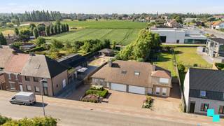 Bezoekdag za 19/07. Deze ruime half open bebouwing (175m² woonoppervlakte) uit 1999 is gelegen op een zuidgericht perceel van 924m², met als troef...