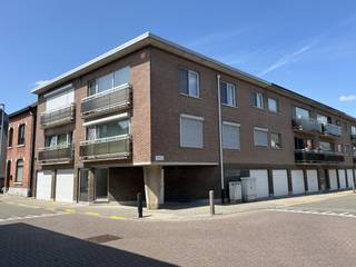 Dit volledig gerenoveerd appartement (2024) is gelegen op de 2de verdieping in een kleinschalige residentie in het centrum van Herent, op de hoek van de Oud Strijdersstraat en de Broekveldstraat. De residentie 'Oud Strijders' bestaat uit 4 appartementen. Er is geen lift in het gebouw zodat de gemeenschappelijke kosten laag gehouden worden. <br /><br />Het appartement, volledig voorzien van vloerverwarming, heeft zeer veel lichtinval door haar oriëntatie op het oosten en het zuiden. Het beschikt over een ruime leefruimte met open keuken en een aparte berging met de CV installatie, de elektriciteitskast en een plaats voor een eventueel was-en droogmachine. Verder heeft het appartement twee slaapkamers en een badkamer met inloopdouche en WC. <br /><br />Op het gelijkvloers vind je nog een privatieve garage met automatische sectionaalpoort en aansluitend een ruime berging. Deze zijn beide voorzien van elektriciteit en water zodat je bijvoorbeeld een extra diepvriezer in de berging kan plaatsen. <br /><br />Het appartement heeft een EPC B label. De simulaties wijzen uit dat het appartement een A label kan krijgen na het installeren van minstens 7 zonnepanelen. De trekbuizen zijn hiervoor reeds voorzien tot op het dak zodat dit later kan geïnstalleerd worden op eigen tempo. Verder is de elektriciteit conform en is het asbestvrij.