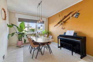 This move-in ready home, located at Beneden-Hemelrijk 53 in Meerbeke (Ninove), is an excellent choice for large families looking for space, comfort and tranquility. Its quiet location, combined with generous parking (a driveway for several cars plus an indoor garage), makes it a particularly practical and pleasant place to live.

The ground floor features a spacious entrance hall with a separate toilet, leading to the bright living area and the adjoining open kitchen with dining space. From here, you can enjoy a lovely view of the garden and the meadows beyond. The ground floor also includes a practical storage room, a separate laundry room, a handy cellar and a spacious indoor garage.

The first floor offers no fewer than four generous bedrooms, a central landing and the bathroom. The second floor provides a fifth bedroom and a large attic space, perfect for extra storage.

This home is fitted with every comfort: heat pump heating (in the bedroom wing) and roller shutters ensure a pleasant indoor climate all year round. Solar panels, renovated windows and wall insulation also make it an energy-efficient home.

A well-maintained home with five bedrooms, spacious living area and kitchen, ample parking, quietly located in Meerbeke with green views. EPC B.
More information or a visit: Charlotte@immoaccenta.be