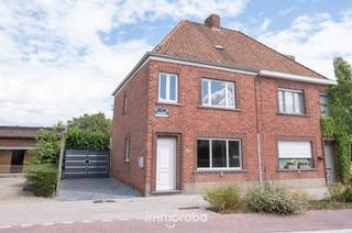 Centraal gelegen, halfopen woning met inkom, ruime living, open keuken, badkamer, grote wasplaats/berging, kelder, 2 slaapkamers, bureau (of dressing), zolder, garage en afgesloten tuintje. Instapklaar. Geen renovatieverplichting. De elektriciteit is conform.<br /><br />Ook ideaal als investeringseigendom!<br /><br />Komt u graag een kijkje nemen? Mail ons naar sylvie@immoroba.be of bellen naar 09/388.53.53.