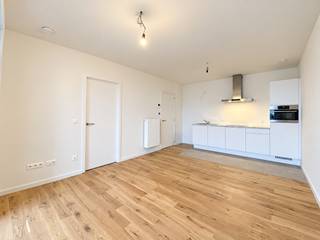 This high-quality apartment of approximately 55 m² is located on the fourth floor of the recent new-build development “Zurenborgpoort”, situated on Plantin en Moretuslei. Thanks to its proximity to several major access roads, the property offers excellent accessibility by car. The popular Dageraadplaats, with its many charming restaurants, cafés and terraces, is also within walking distance.
The entrance hall leads into the bright living area with an open-plan kitchen. Large windows provide an abundance of natural light and give direct access to the spacious terrace of approximately 10 m². The modern kitchen is stylishly finished in white and equipped with high-quality appliances, including a fridge with freezer compartment, oven, induction hob and dishwasher.
The bedroom also benefits from large windows and offers direct access to the terrace. From the bedroom, there is direct access to the en-suite bathroom, fitted with a shower and washbasin.
The apartment further features a practical storage cupboard with connections for a washing machine and dryer, as well as a separate guest toilet.
A private basement storage unit is included in the rental price.
Common charges: €80 per month.
Gas utilities provision: €65 per month.
Water and electricity utilities are to be arranged individually by the tenant.
Available from 1 November 2026.