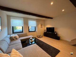 <p><span>Ruim en instapklaar appartement in het centrum van Tongeren <br />- EPC-label: B<br />- Asbestveilig<br />- Elektriciteit conform het AREI</span></p><p><span>Bent U op zoek naar een ruim, lichtrijk en volledig gerenoveerd appartement in het hart van <br />Tongeren? Dit instapklare duplexappartement combineert een uitstekende ligging met <br />hedendaags comfort en een aangename indeling over meerdere verdiepingen. </span></p><p><span>Het appartement beschikt over een bewoonbare oppervlakte van maar liefst 112 m² en werd <br />in 2022 volledig gerenoveerd. Zo werden onder meer de elektriciteit en het sanitair vernieuwd <br />en werd een nieuwe, energiezuinige gasketel geplaatst. Bovendien werd het dak van het <br />gebouw recent vernieuwd in 2025. Met een EPC-label B is ook de energieprestatie een mooie <br />extra troef. </span></p><p><span>De ligging is zonder twijfel één van de grootste pluspunten. Het appartement bevindt zich pal <br />in het centrum van Tongeren, op slechts 100 meter van de Grote Markt. Winkels, horeca, <br />scholen en andere voorzieningen bevinden zich allemaal op wandelafstand. Vanuit het appartement <br />geniet u bovendien van een aangenaam zicht op de tuin van het Praetorium.</span></p><p><span>Op het gelijkvloers bevindt zich een private inkomhal met aansluitend een praktische bergruimte.</span></p><p><span>De eerste verdieping omvat een ruime en lichtrijke leefruimte met een open keuken, een ideale plek <br />om te koken, te ontspannen en gasten te ontvangen. </span></p><p><span>Op de tweede verdieping bevinden zich een moderne badkamer, een apart toilet en een ruime <br />slaapkamer. De derde verdieping biedt een tweede, zeer ruime masterbedroom met bijkomende <br />opbergruimte.</span></p><p><span>Troeven op een rijtje</span></p><ul><li><span>112 m² bewoonbare oppervlakte</span></li><li><span>2 ruime slaapkamers</span></li><li><span>Ruime leefruimte met open keuken</span></li><li><span>Moderne badkamer en apart toilet</span></li><li><span>Private inkomhal met bergruimte</span></li><li><span>Volledig gerenoveerd in 2021-2022</span></li><li><span>Nieuwe elektriciteit en sanitair</span></li><li><span>Nieuwe energiezuinige gasketel</span></li><li><span>EPC-label B</span></li><li><span>Dak vernieuwd in 2025</span></li><li><span>Absolute topligging in het centrum van Tongeren</span></li><li><span>Op ca. 100 m van de Grote Markt</span></li><li><span>Alles op wandelafstand</span></li><li><span>Aangenaam zicht op de tuin van het Praetorium</span></li><li><span>Interessant als eigen woning of investering</span></li></ul><p><span>Kortom, een instapklaar en karaktervol appartement op een toplocatie, waar ruimte, comfort en <br />bereikbaarheid perfect samenkomen.</span></p><p><span>Wenst U meer informatie of een bezichtiging?<br />Contacteer ons via 012 26 22 05 of <span>info@hetimmohuis.be</span></span></p><p><span> </span></p>
