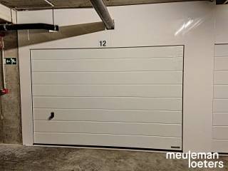 Ondergrondse garagebox (nr. 12) gelegen in residentie Marie Malou heeft een uitstekende ligging in het commercieel centrum van Oostkamp. <br /><br />De garagebox heeft een diepte van 4,95m en een breedte van 3m en is voorzien van een sectionale poort.<br /><br />De garagebox is gelegen op verdieping -1.<br /><br />Meer informatie bij ons kantoor.