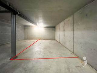 <p><span>Ondergrondse autostaanplaats in Herent centrum!</span></p><p><span> </span></p><p><span>De staanplaats is erg makkelijk te bereiken via de Onze-Lieve-Vrouwstraat.  De inrit is via een autolift (maximaal 3 ton; Hoogte 2,15 m en lengte 5,38 m; breedte: 2,93 m). Via een trappenhal en/of personenlift kan u de staanplaats verlaten. De staanplaats is naast de lift gelegen, een ideale locatie dus. De staanplaats kan ook worden gebruikt als stockage. In deze garage zijn er in totaal 8 staanplaatsen.</span></p><p><span> </span></p><p><span>Afmetingen: 5,45 meter lang en 2.99 meter breed.</span></p><p><span> </span></p><p><span>De staanplaats kan naast eigen gebruik, ook zeker dienen als investering! Momenteel is de staanplaats verhuurd.</span></p><p><span> </span></p><p><span>Interesse? Contacteer ons gerust via 0470 55 64 24 of <span>info@immolivit.be</span></span><span> </span></p><p><span> </span></p>