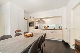 Dit appartement is zeer goed gelegen, en verhuurd aan correcte huurder. Recente bouw, perfect onderhouden, ideale investering! INDELING:...