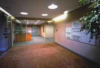 Dit prestigieuze gebouw ligt midden in een groene omgeving. Naast het Watermael-Boitsfort station, niet ver van het openbaar vervoer. Metro 5 Hermann-Debroux op 5 minuten en Tram 94 voor het gebouw. Gemakkelijk bereikbaar met de auto op 10 minuten van de ring, 20 minuten van de luchthaven Zaventem.<br />Oppervlakte: 795 m²<br />Parking binnen: 1.500 €/plaats/jaar