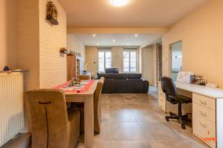 Deze woning ligt nabij het centrum van Heusden (Destelbergen). Op wandelafstand bevinden zich winkels, scholen en openbaar vervoer (mobiscore...