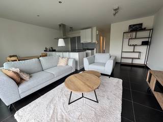 <p><strong>TE HUUR - Centrum Roosdaal (Pamel) </strong>- Modern appartement met een <strong>ruime living</strong> met open, ingerichte keuken met kookfornuis, oven, dampkap, gootsteen, keukenkasten en frigo. <strong>2 slaapkamers </strong>en een badkamer met douche, lavabo en badkamermeubel. Apart toilet. Volledig opgefrist.<br />Een <strong>zonneterras</strong> aanpalend aan de living en een kleiner terras aan de kant van de slaapkamers. <strong>1 staanplaats voor de wagen</strong> inbegrepen.<br /><strong>Huurprijs 850euro/maand + 50euro/maand kosten</strong> (onderhoud gemeenschappelijke delen).<br /><strong>Beschikbaar per 01/09/2026.</strong><br />Interesse? Mail naar info@dehenauvastgoed.be of bel naar 0473 36 48 23</p>