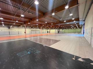 Handelspand gelegen in centrum Geraardsbergen.2800 m2 gelijkvloers + 200m2 kantoren / sociale ruimten op verdiep.Nuttige hoogte onder balk 5,6m.Grote...