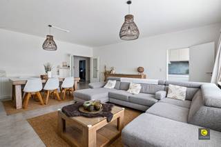 Instapklaar 3 slaapkamer appartement met terras!Met veel toewijding werd dit prachtig appartement doorheen de jaren kwalitatief en smaakvol...