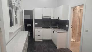 Gezellig 1-slaapkamer appartement op eerste verdieping van een rustig en klein appartmentsgebouw tegenover het mooie Stytelinckpark te Wilrijk. Ruime woonkamer, 1 slaapkamer, vernieuwde keuken en badkamer met inloopdouche, aparte wc en berghok. Geen terras. Totale oppervlakte 97m2. Individuele verwarming op aardgas. Individuele meters voor gas, elektriciteit en water. Lage EPC-score (B). Goede verbinding naar A12 en E19. Rustig gebouw, ideaal voor alleenstaande of koppel zonder kinderen. Staanplaats voor fietsen in gang. Grote huisdieren niet toegelaten,. Onderhoud van condensatieketel inbegrepen in de huurprijs, geen bijkomende algemene kosten.