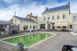 Inkomhal, ruime living, ingerichte keuken, wasplaats, praktijkruimte met afzonderlijke ingang, wachtplaats, 2 burelen, 5 slaapkamers, 2...