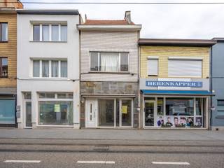 Te renoveren woning (commerciële ruimte op het gelijkvloers) en woongedeelte op het eerste en tweede verdiep.<br /><br />De woning valt heden onder een herstelvordering. Verdere info via info@accentvastgoed.be