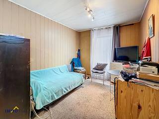 Deze volledig te renoveren woning biedt op het gelijkvloers een woonkamer met eetplaats, keuken en een badkamer uitgerust met douche en toilet...