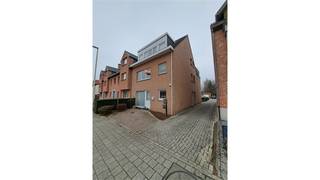 Een appartement op de eerste verdieping bestaande uit een woonkamer, keuken, 2 slaapkamers, badkamer, wasplaats, terras, autostaanplaats...