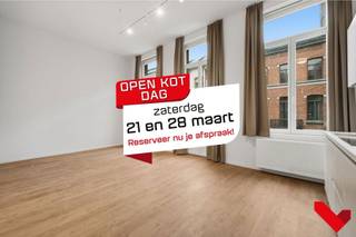 Op een toplocatie in een statige herenhuis in het hartje van Leuven, vlak bij het station, bevindt zich deze nieuwe studio met hoogwaardige afwerking. <br /><br />Deze praktisch ingerichte studio situeert zich aan de voorkant van het gebouw met balkon en direct uitzicht op de Bondgenotenlaan. <br /><br />De stijlvolle leefruimte is voorzien van een moderne ingebouwde keuken met o.a. vaatwas en combi-oven. De warm aandoende badkamer is uitgerust met hangtoilet, wastafel met spiegel, inloopdouche en handdoekdroger. Bijkomend beschik je over een ruime berging in de studio voor optimaal wooncomfort.<br />Ook op kelderverdieping heb je een ruime privé berging voor stockage. Uiteraard heb je ook je plaats in de gemeenschappelijke fietsenstalling. <br /><br />Mogelijkheid om de wagen te parkeren situeert zich recht tegenover het gebouw in de Kinepolis Parking of op 100 meter aan het station, met ook alle trein- en busverbindingen.<br /><br />Deze studio wordt ongemeubeld aangeboden maar kan, in samenspraak met de eigenaar, ook gemeubeld worden gehuurd in hoofdverblijf.<br /><br />Onmiddellijk beschikbaar.<br /><br />Huurprijs 970 € + 95 € provisie voor gemeenschappelijke kosten en eigen nutsvoorzieningen (gas, water en elektriciteit). Internet individueel te voorzien.<br /><br />Ideaal voor wie modern, compact én centraal wil wonen!