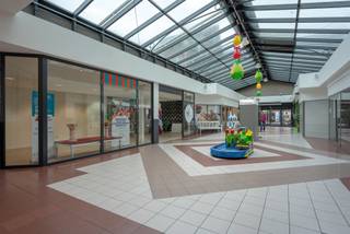 In het centrum van Kapellen in de Shopping Promenade kan u deze showroom/handelsruimte met grote etalage terugvinden tussen Cocorico tearoom en CDKN . De bruikbare oppervlakte is minimum 73m² maar kan uitgebreid worden met het naastgelegen pand tot 123m². De huurprijs bedraagt 200€/m² exclusief kosten.
Wenst u meer informatie en/of een bezichtiging?
Contacteer ons 03/568.03.03 of info@vastgoed03.be.