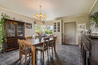 Ben je op zoek naar een gezinswoning met veel ruimte, een grote tuin én mogelijkheden tot verdere afwerking? Dan is deze vrijstaande woning met...
