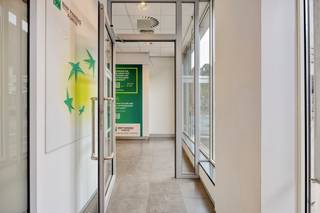 <p><strong>Handelsruimte met kantoren en ruime opslag in centrum Arendonk</strong></p>
<p>Op een uitstekende zichtlocatie in het centrum van Arendonk bevindt zich dit veelzijdige handelsgebouw met tal van mogelijkheden voor zelfstandigen, dienstverleners, handelszaken of bedrijven die nood hebben aan een combinatie van commerciële ruimte, kantoren en opslag.</p>
<p>De gelijkvloerse verdieping beschikt over een ruime onthaal- en handelsruimte die perfect ingericht kan worden als winkel, showroom, kantoor of klantenontvangst. Daarnaast zijn er verschillende afzonderlijke ruimtes aanwezig die kunnen dienen als kantoor, vergaderruimte of personeelsruimte. Dankzij de deels lichte binnenwanden kan de huidige indeling eenvoudig aangepast worden aan de wensen van de nieuwe eigenaar.</p>
<p>Op de eerste verdieping bevinden zich meerdere afzonderlijke kantoorruimtes die ideaal zijn voor administratie, werkplekken of extra commerciële doeleinden. De tweede verdieping omvat een kitchenette met eetruimte, een toilet, een berging en een bijkomende kantoorruimte.</p>
<p>Een absolute meerwaarde vormt de ruime kelderverdieping, bestaande uit verschillende praktische opslagruimtes en technische lokalen. Hierdoor leent het pand zich uitstekend voor ondernemingen die nood hebben aan een aanzienlijke stockageruimte op dezelfde locatie als hun handels- of kantooractiviteiten.</p>
<p>Naast het gebouw zijn drie parkeerplaatsen beschikbaar. Bovendien geniet het pand van een commerciële ligging met uitstekende zichtbaarheid en een vlotte verbinding naar de E34.</p>
<p><strong>Troeven</strong></p>
<p>✔ Handelsruimte op centrale locatie<br />✔ Grote opslagcapaciteit dankzij de volledige kelderverdieping<br />✔ Diverse kantoor- en werkruimtes aanwezig<br />✔ Flexibele indeling met verschillende gebruiksmogelijkheden<br />✔ Goede zichtbaarheid en commerciële uitstraling<br />✔ Parkeergelegenheid naast het gebouw<br />✔ Vlotte verbinding richting E34 en omliggende gemeenten</p>
<p><strong>Ideaal voor ondernemers die op zoek zijn naar een combinatie van commerciële ruimte, kantoren en uitgebreide opslagmogelijkheden op een strategische locatie in het centrum van Arendonk.</strong></p>