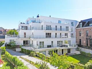 Dit prachtig nieuwbouw (2021) BEN (Bijna Energie Neutraal) appartement met 2 slaapkamers bevindt zich langs het Directeursplein en maakt deel uit van het prestigeproject "Residentie Collegium", in het centrum van Zottegem. Winkels, scholen, openbaar vervoer, enz... bevinden zich op wandelafstand! Het appartement heeft een bruto vloeroppervlakte van 104m² en werd afgewerkt met kwaliteitsvolle materialen, is reeds volledig geschilderd, voorzien van ingemaakte kasten, op maat gemaakte raamdecoratie, ... en heeft een riant terras van maar liefst 60m²!<br />De residentie bestaat uit 4 gebouwdelen, dit appartement situeert zich in blok B "Poësis" en beschikt over een lift.<br />Indeling: inkomhal met vestiaire, gastentoilet, badkamer met douchebad en dubbel badkamermeubel, 2 slaapkamers (waarvan 1 ingericht als dressing), open leefruimte met bureauhoekje, eetplaats, keuken met eiland en geïnstalleerde toestellen, berging met voorzieningen wasmachine, droogkast, ... Buiten bevindt zich het gigantische terras met zicht op de binnenkoer, het terras is bereikbaar via de leefruimte en de beide slaapkamers.<br />De kelderberging (rechtover de lift) en de gesloten garagebox zijn bij te kopen aan 45.000 EUR. Deze bevinden zich in het zelfde gebouwdeel als het appartement. Gehele verkoop geschiedt onder REGISTRATIERECHTEN (2% of desgevallend 12% op volledige koopsom).<br />IDEALE EIGENDOM VOOR WIE EEN PRACHTIG NIEUWBOUW APPARTEMENT IN HET CENTRUM WENST!!<br />CV op aardgas (vloerverwarming en radiatoren), ramen HR-glas met ALU profielen, E-peil: E27, label A, elektrische installatie conform het AREI.<br />Gebieden voor gemeenschapsvoorzieningen en openbaar nut, vergunning uitgereikt, geen rechterlijke herstelmaatregel of bestuurlijke maatregel opgelegd, geen voorkooprecht, geen verkavelingsvergunning. Geen risicozone voor overstromingen, P-score D, G-score D.<br />U kan de beschikbare attesten bij verkoop downloaden via de website janssens-leroy.be.