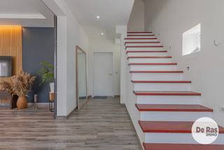 EERSTE BEZOEKMOMENT ZATERDAG 12/09 VAN 10U TOT 12U (enkel op afspraak!) <br /><br />ERPE-MERE - Op zoek naar een eigendom waar comfortabel wonen en professionele activiteit perfect gecombineerd kunnen worden? Deze bijzonder veelzijdige eigendom is rustig gelegen en geniet tegelijk van een uitstekende bereikbaarheid, vlak bij de Gentsesteenweg en met een vlotte verbinding naar de E40. Winkels, scholen, openbaar vervoer en andere voorzieningen bevinden zich eveneens in de nabije omgeving.<br /><br />De eigendom deed oorspronkelijk dienst als winkel met woonst en onderging in 2018 een grondige totaalrenovatie waarbij gekozen werd voor kwalitatieve materialen en een verzorgde afwerking. Bovendien geldt er geen renovatieplicht.<br /><br />Op het gelijkvloers bevindt zich een inkomhal met afzonderlijke toegang tot de voormalige winkelruimte. Het woongedeelte werd bijzonder smaakvol afgewerkt en omvat een ruime en zeer verzorgde leefruimte die aansluit op de grote, volledig uitgeruste keuken. Van hieruit is er rechtstreeks toegang tot het terras.<br /><br />De praktische bergingen vormen een ideale verbinding tussen het privé- en professionele gedeelte van de eigendom. De voormalige winkelruimte kan volledig naar eigen behoefte worden ingericht en leent zich uitstekend als kantoor, praktijkruimte, showroom, atelier, fitness- of wellnessruimte of voor tal van andere professionele activiteiten.<br /><br />Daarnaast beschikt de eigendom over een ruime garage en een grote, nog verder in te richten zolderverdieping. Een belangrijke troef is dat de nodige leidingen hier reeds voorzien zijn, waardoor deze ruimte nog heel wat bijkomende mogelijkheden biedt.<br /><br />Achter de woning bevindt zich bovendien een hangar van maar liefst 50 m², ideaal als werkplaats, atelier, opslagruimte of voor andere professionele of hobbymatige toepassingen.<br /><br />Dankzij de combinatie van een instapklare en kwalitatief gerenoveerde woonst, een afzonderlijke commerciële of professionele ruimte, garage, zolder en hangar is dit een eigendom die zich bijzonder goed leent voor zelfstandigen, vrije beroepen, kinesisten, therapeuten, ambachtslui en kleine ondernemingen, maar evengoed voor wie gewoon op zoek is naar uitzonderlijk veel ruimte en mogelijkheden.<br /><br />Een unieke multifunctionele eigendom waar wonen, werken en ruimte samenkomen – en die volledig kan meegroeien met de wensen van haar nieuwe eigenaar. Interesse? Neem contact op via 053606560!