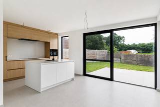 Strakke nieuwbouwwoning met alle comfort op centrale ligging kort bij de scholen, winkels en het treinstation van Tielen.
Leuke speelse indeling met grote ramen (Reynaers aluminium) en een kwaliteitsvolle woonkeuken met eiland voorzien van de nodige toestellen. Zeer grote berging aan de keuken en ruime inpandige garage met oprit en automatische sectionaalpoort, wasaansluitingen, regenwaterrecuperatie op toiletten en buitenkraan. Ruime en lichte inkomhal met gastentoilet en handenwasser. Boven via de in hout afgewerkte sfeervolle trap vinden we drie goede slaapkamers, een nachttoilet en een gerieflijke badkamer met een ruime inloopdouche, een ligbad en een dubbel wastafelmeubel. Deze verzorgde woning beschikt bovendien overal, zowel boven als beneden en zelfs in de garage over vloerverwarming. Tevens beschikt deze woning over 16 zonnepanelen, ventilatietype D en een energiezuinige aansturing via de warmtepomp. Kortom een ideale kwalitatieve nieuwbouw gezinswoning met een sfeervolle omheinde tuin en terras.
Deze woning wordt verkocht onder het 21% btw regime op de nieuwbouwconstructie en registratiekosten op de grond.
Voor een bezoek contacteer ons kantoor en ervaar zelf deze speels ingedeelde kwaliteitswoning met al haar comfort.