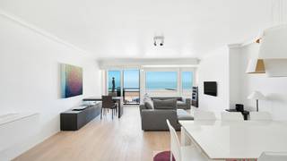 Exclusief te koop: aangenaam appartement op een fantastische ligging in het Zoute net naast het Albertplein.Indeling:Ruime inkomhal met vestiaire en...